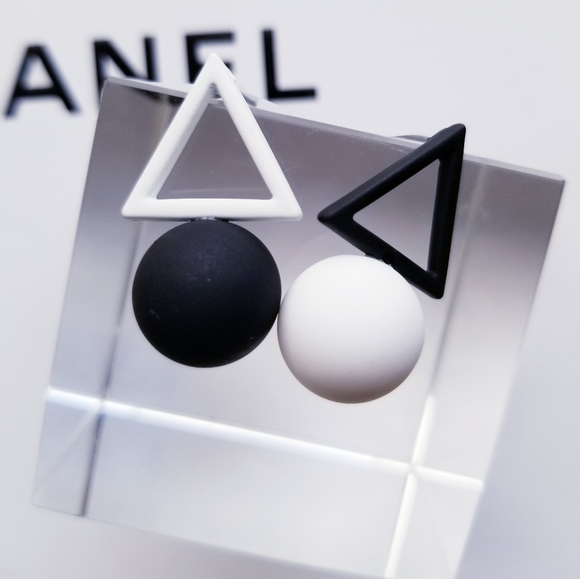 Color Blocked Triangle Geometric Earrings - Picture 1 of 3